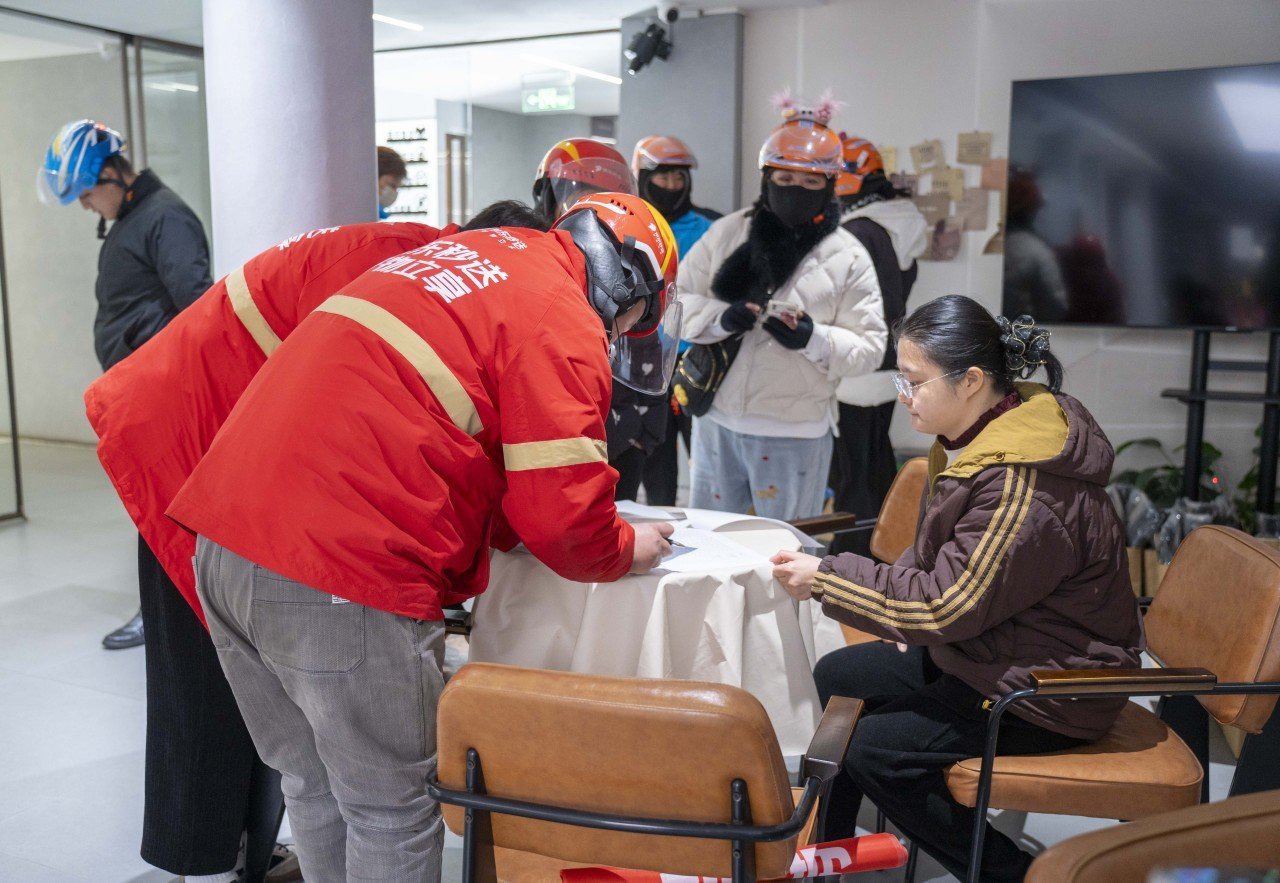 宁波江北与城市跑者的双向奔赴 近日，江北志愿者团队发起“冬日送温暖”关爱活动，向