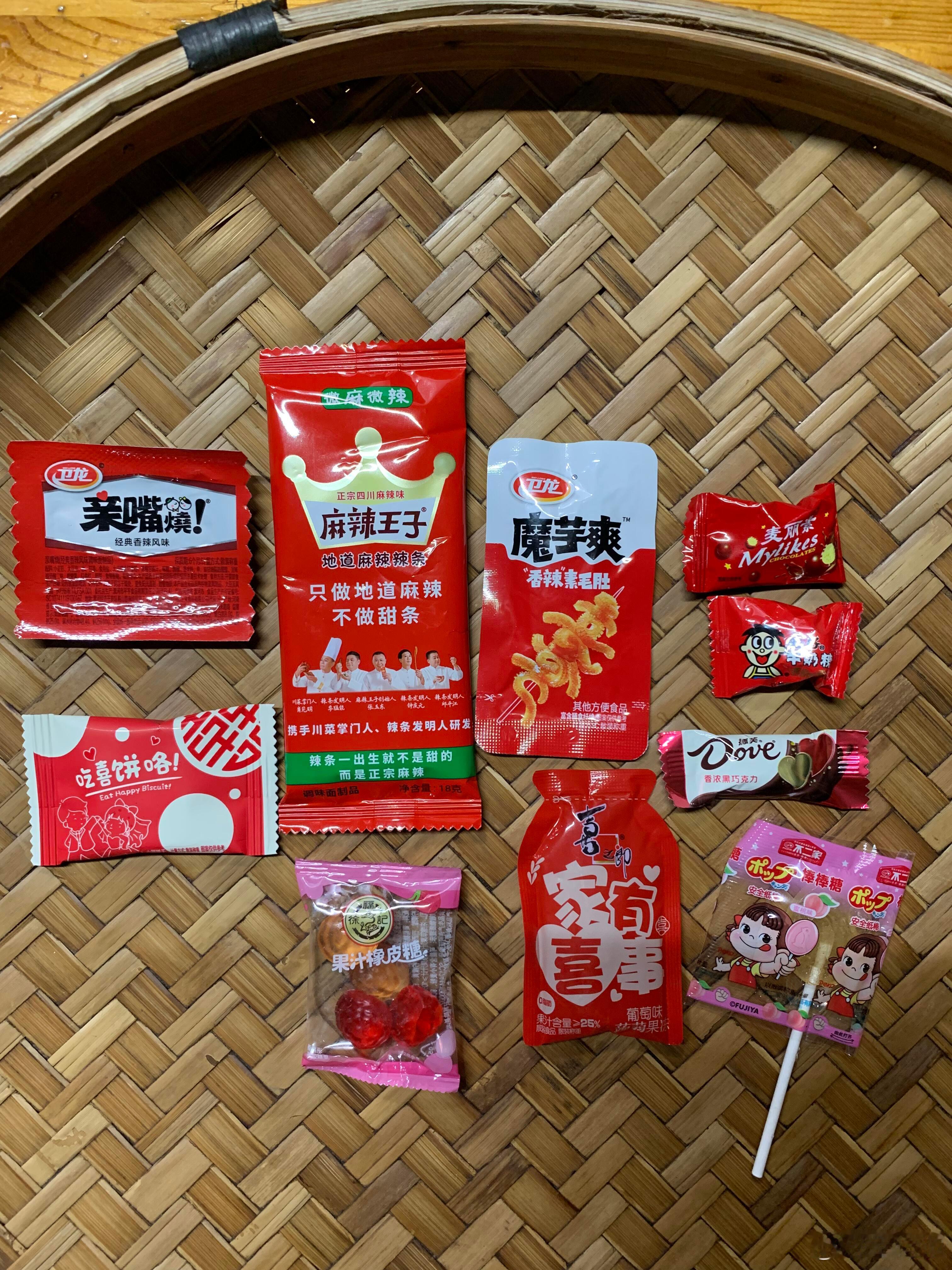 00后订婚喜糖年轻人的喜糖怎么可以少了辣条哈哈哈！00后订婚喜糖主打一个自己爱吃