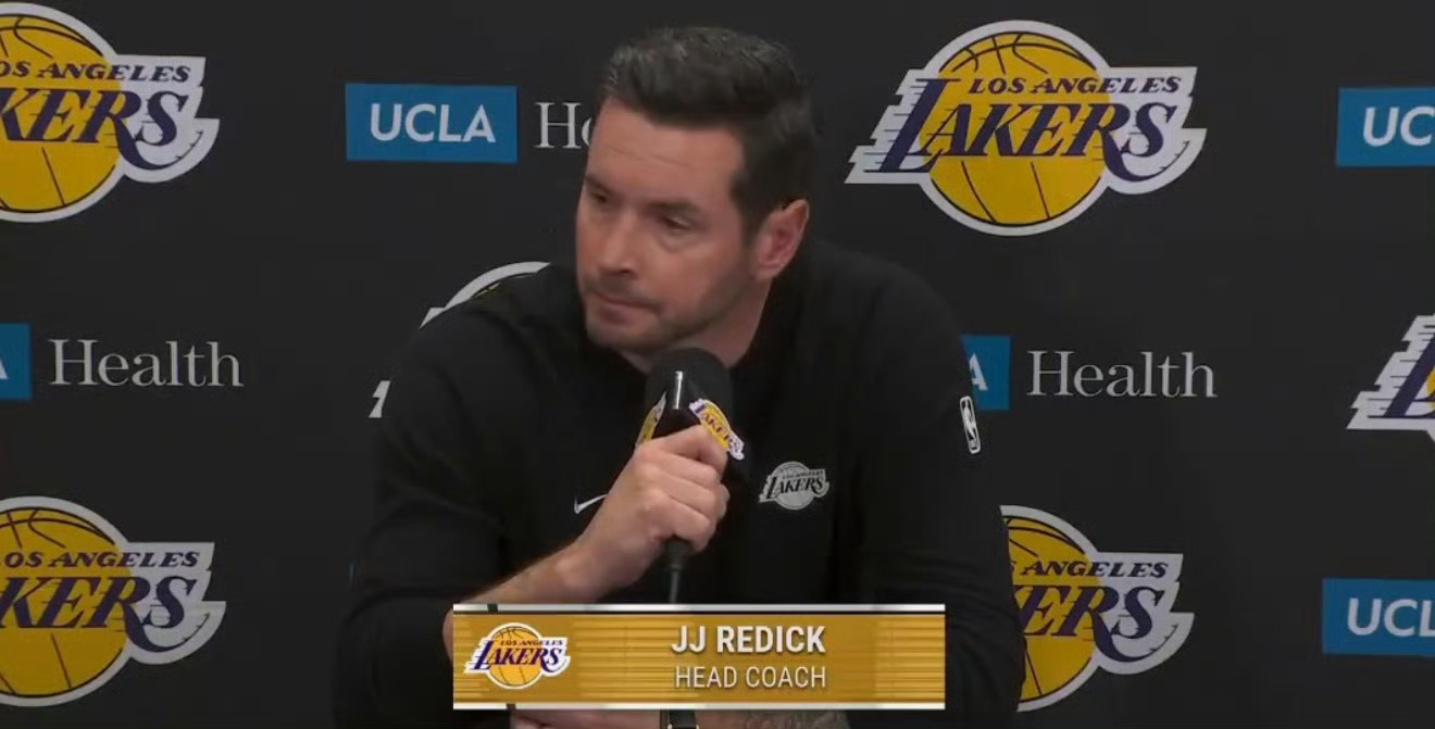 刷了一下X，国内外球迷都在叫雷迪克下课，今年夏天他应该是帅位不保了。湖人惨败雷霆