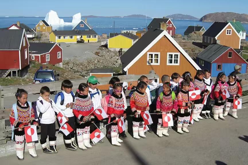 格陵兰岛上的土著因纽特人看着很眼熟，因为他们是亚洲面孔！有人说，要不要帮着因纽特