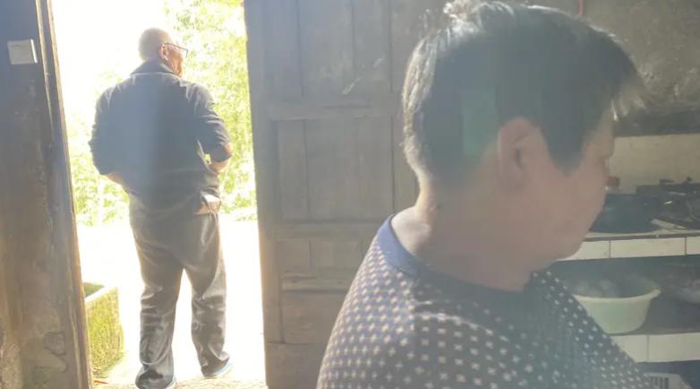贵州山区42岁的男人陈树，被妻子当众扇了一巴掌后，整整十年没跟妻子说过一句话。家