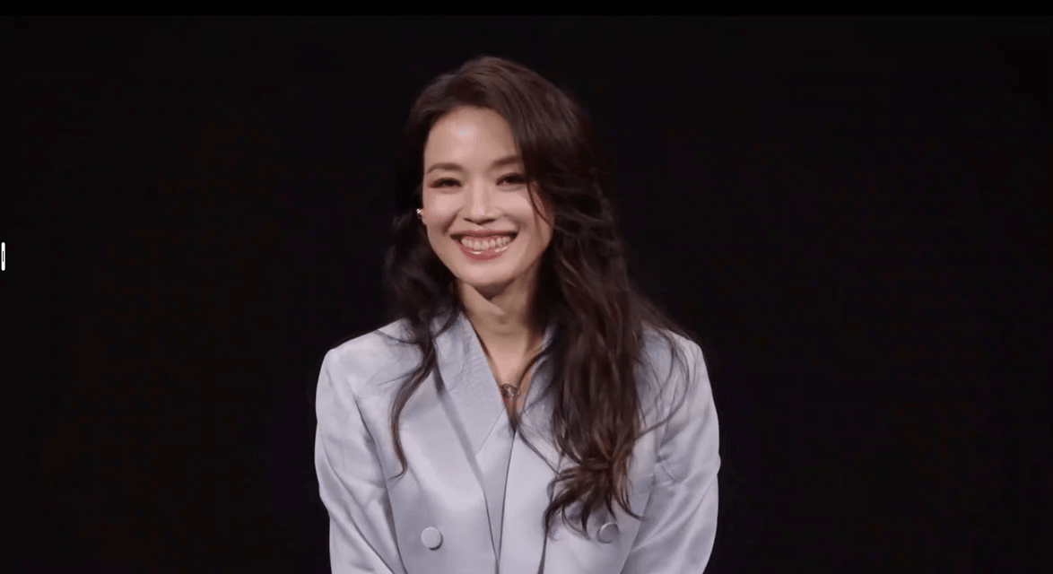 舒淇对新SU7卡布里蓝印象最深 卡布里蓝是真的绝，介于天蓝和绿松石之间，明亮却不