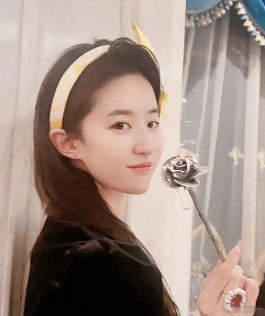 刘亦菲居然收到了真的钢铁玫瑰🌹[憧憬] ​​​