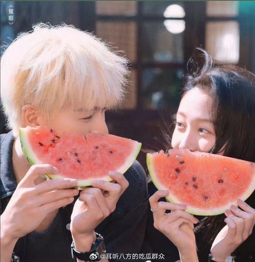 李昀锐给关晓彤话剧送花篮哇塞，李昀锐给关晓彤话剧送花篮了，祝晓彤演出顺利，光彩耀