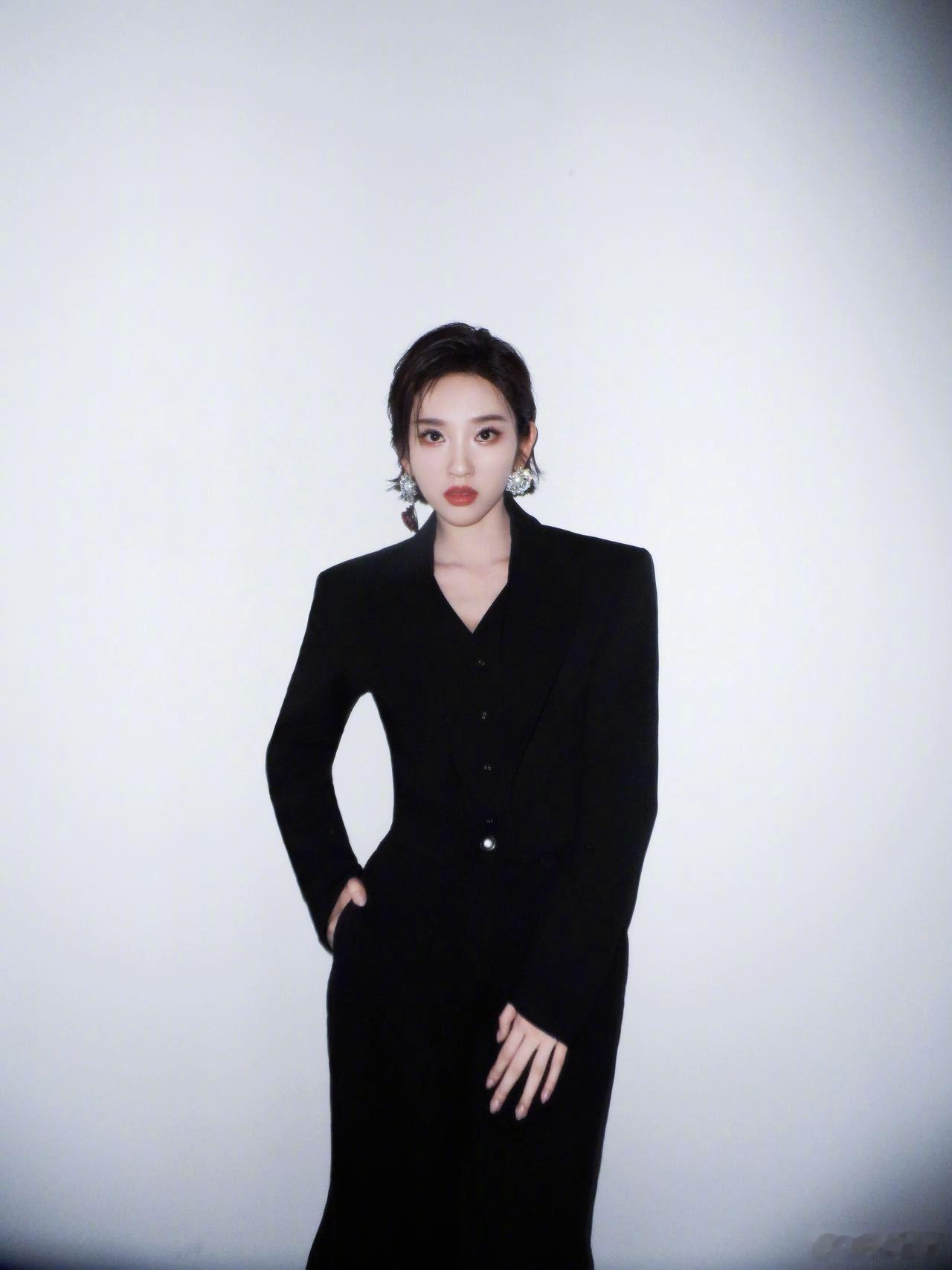 唐艺昕唐艺昕四公胆小鬼造型唐艺昕最适合女团妆的人来了没有靠穿搭强行换人设，全靠妆
