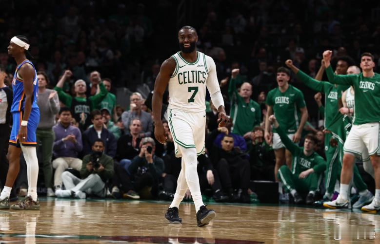 杰伦·布朗今日进行了直播，直播中他批评了NBA的裁判。布朗对裁判的判罚表达了不满