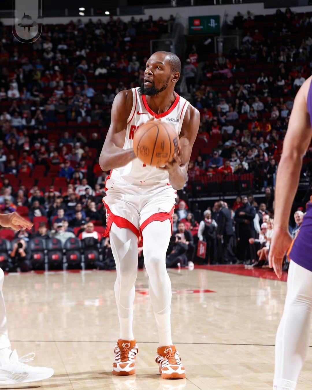 依靠杜兰特单节17分建立优势火箭半场68:58太阳。
杜兰特31000分里程碑[