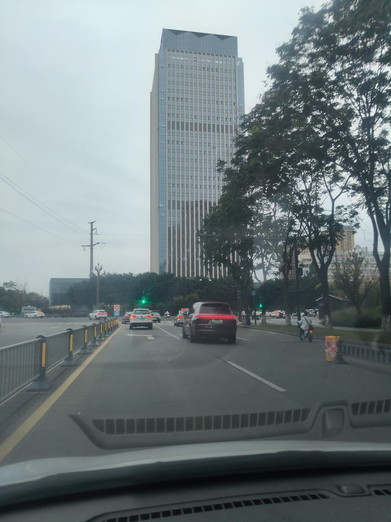 成都城北中心，新都城区第三高楼，环石油大院创业园确实建设的不错，工程停滞了两年还