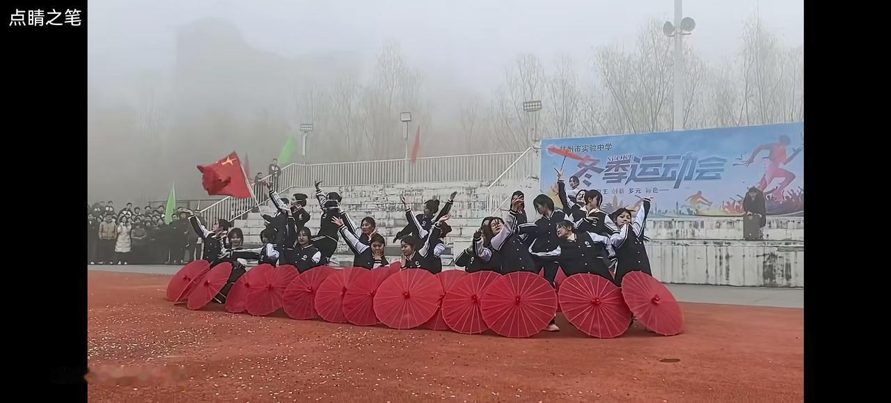 一开始大家都还在遗憾

这群女生没有专门的舞蹈服装

看完之后发现校服才是她们最