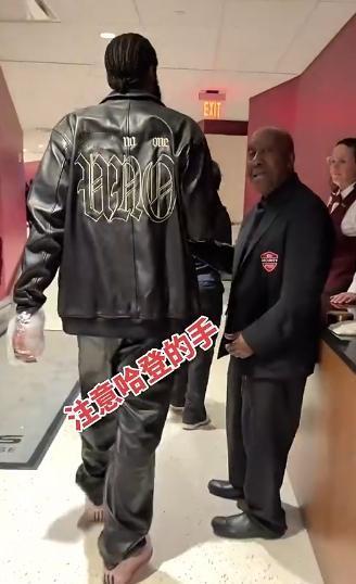 注意看哈登的左手，G3赛后左手敷着厚厚的冰袋回更衣室。左手是他的投篮手，G2表现