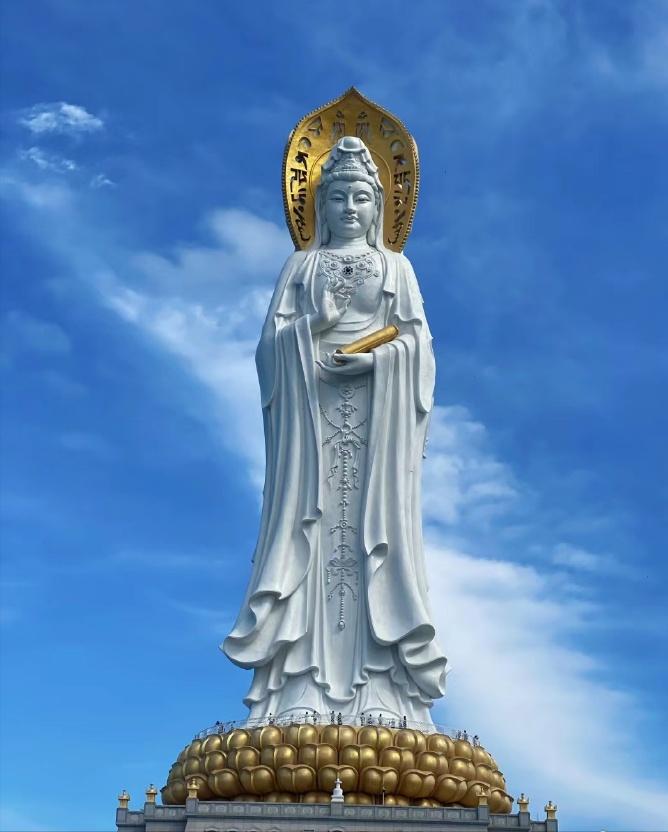 男人是女人坚实的靠山，而女人是男人休憩的港湾；
男人是一个家庭的顶梁柱，而女人也