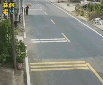 最怕熊孩子在马路上突然跑起来，这种情况家长也没办法，只能是平时严加教育。家长眼睁