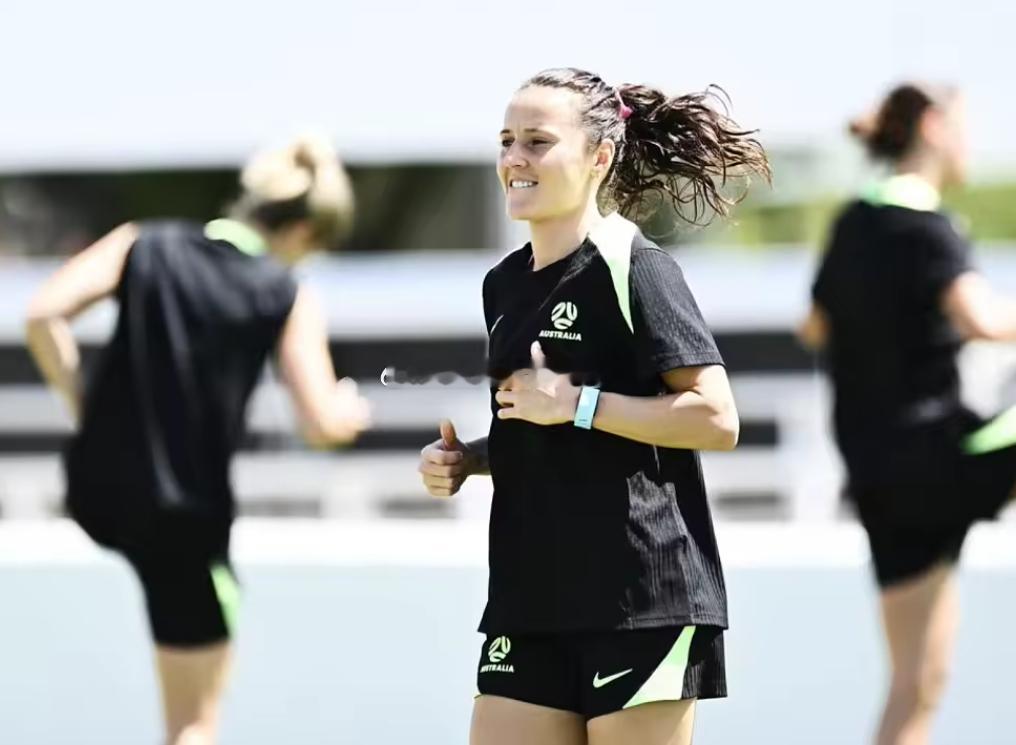 澳大利亚媒体news.au记者Erin Smith的报道，澳大利亚女足两名国脚迎