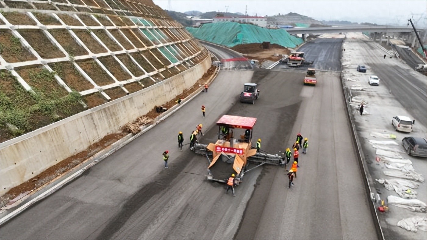 贵安高速扩容工程全面进入路面摊铺施工阶段