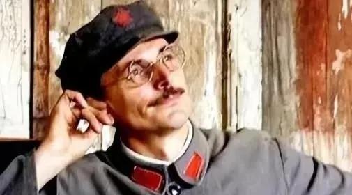 1939年，共产国际在莫斯科对李德进行了公开审查，周总理当时也在现场，可最终的判