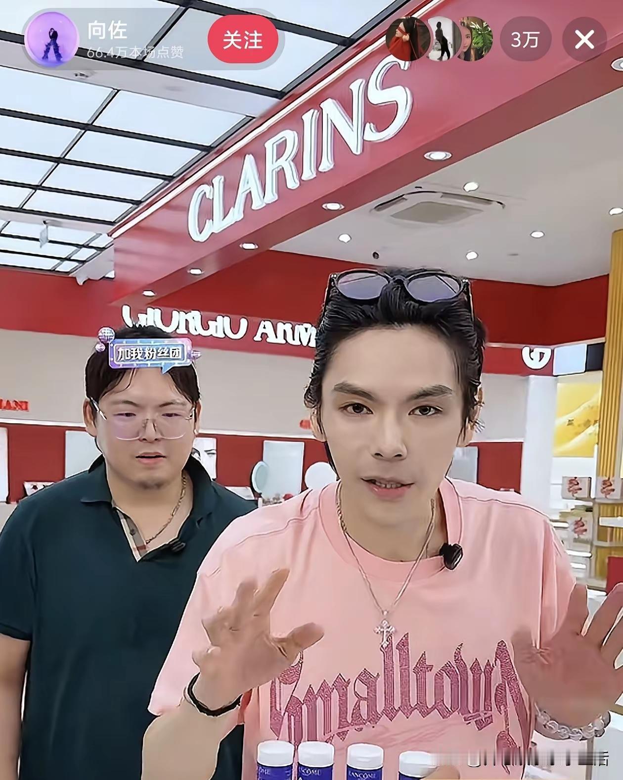 向佐带向佑直播，全网没人发现：弟弟撞脸矮大紧
 
昨晚向佐首次拉亲弟弟向佑直播，