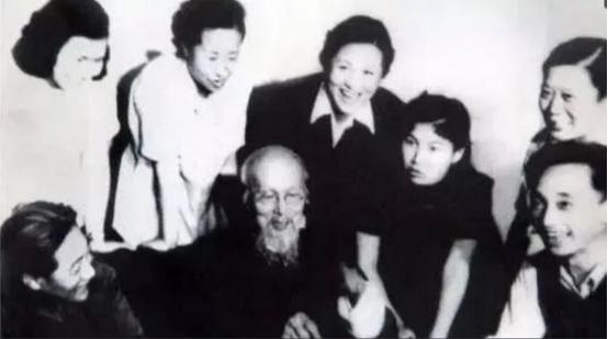 1952年8月，88岁的齐白石第一次见新凤霞就丑态毕露，目不错睛地盯住对方，双手