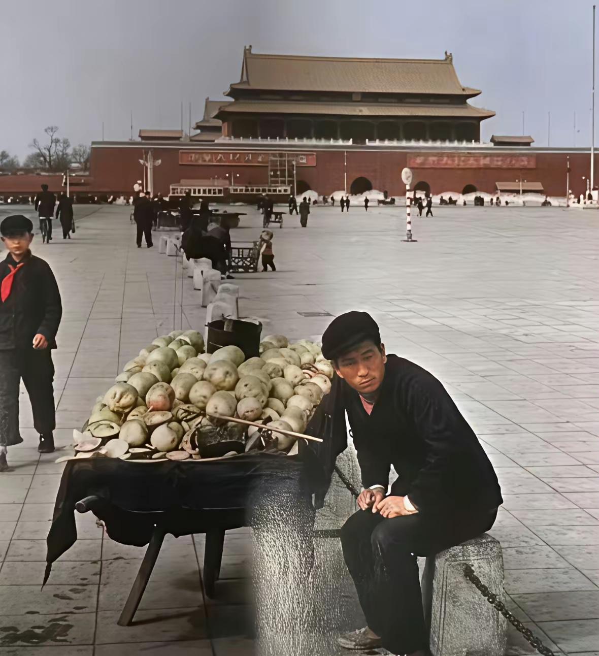 说实话
那个年代
能在天安门广场支个摊卖东西
也不是一般人吧[泪奔]