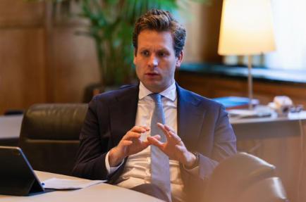 荷兰经济大臣卡雷曼斯突然宣布取消原定的12月访华安排，理由是“日程冲突”。
国人