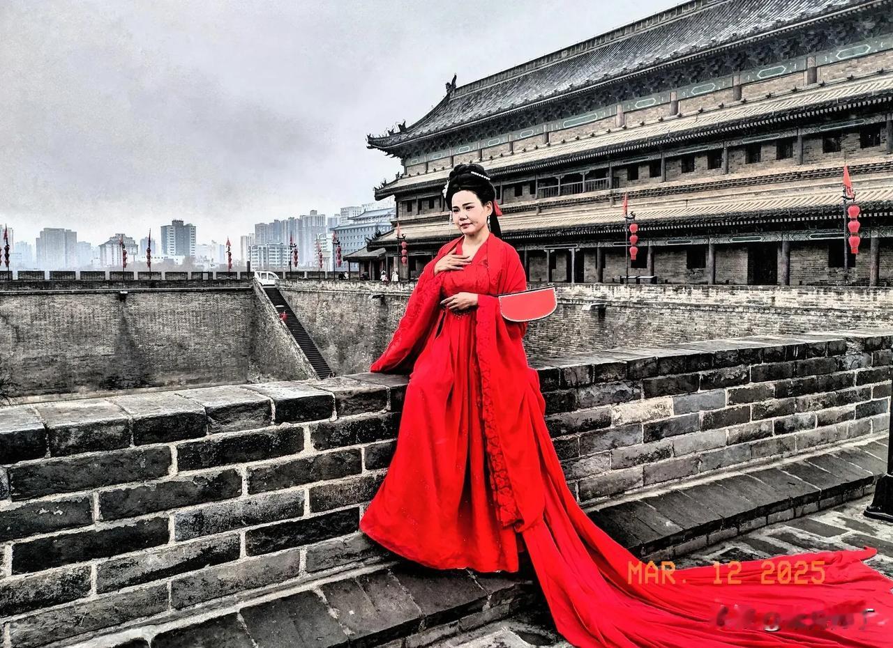 大浪翻滚闻鸥鸣。