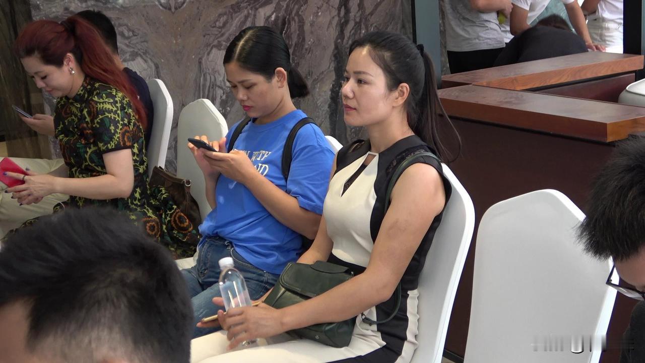 今天的视频更新了，这是除了家长会以外，我平生第一次参加正式会议，好激动；不仅学到