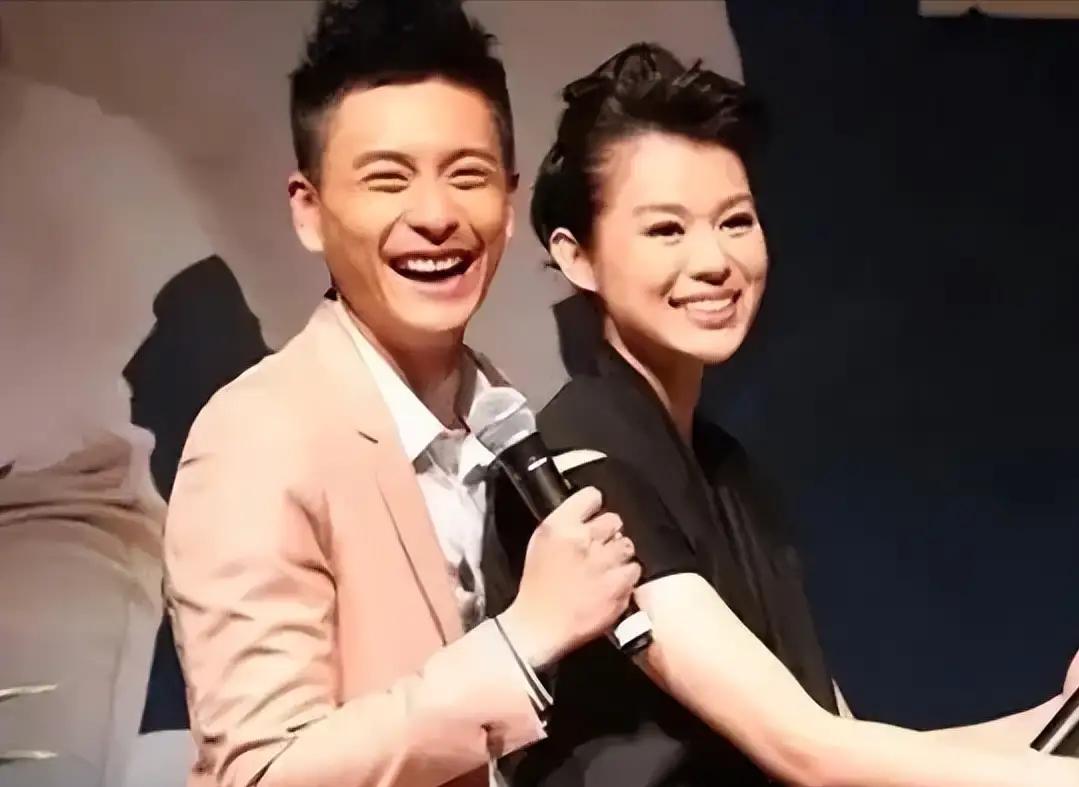 2015年，胡杏儿和黄宗泽同居8年后，转身带着3000万嫁妆，下嫁“夜店老板”，