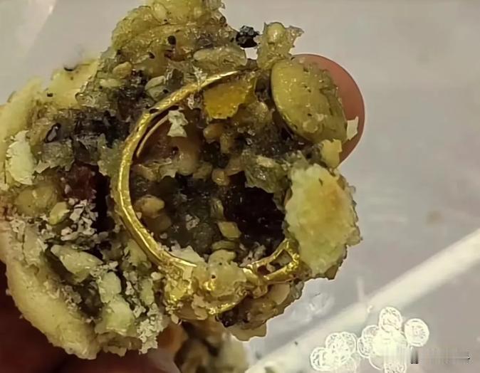 天上掉馅饼了！河南周口，女子吃月饼时，突然感觉牙齿磕到了异物，仔细一看，顿时惊呆