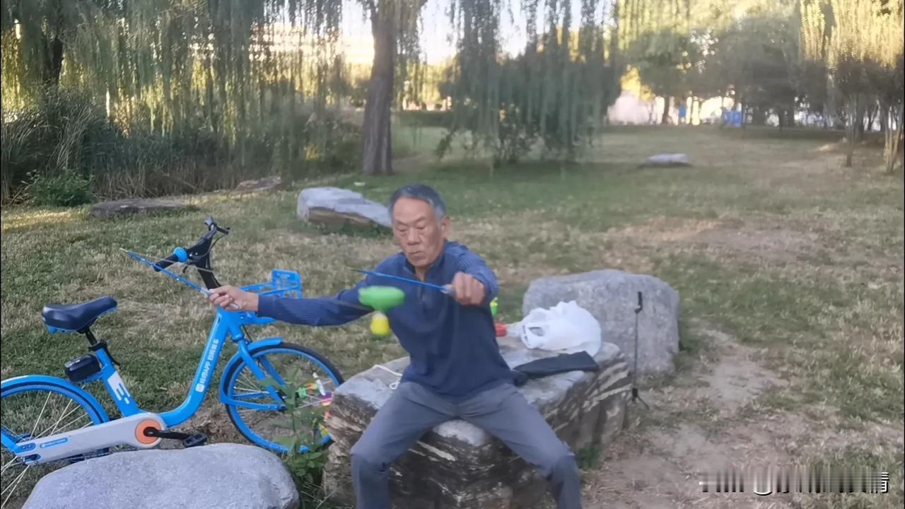 #你平时喜欢哪种类型的晨练方式呢?#自拍学抖空竹！#学呼啦圈空竹龙！