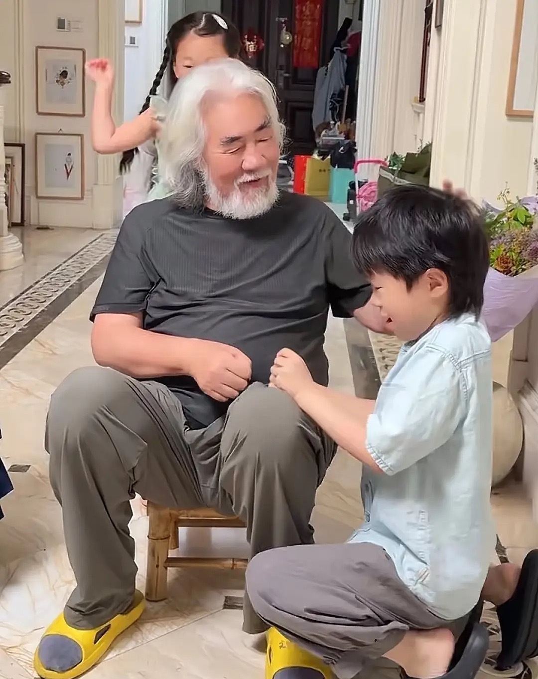 张纪中晒幸福父亲节vlog，四个孩子都太孝顺了，12岁大儿子端水盆给老爸洗脚，二