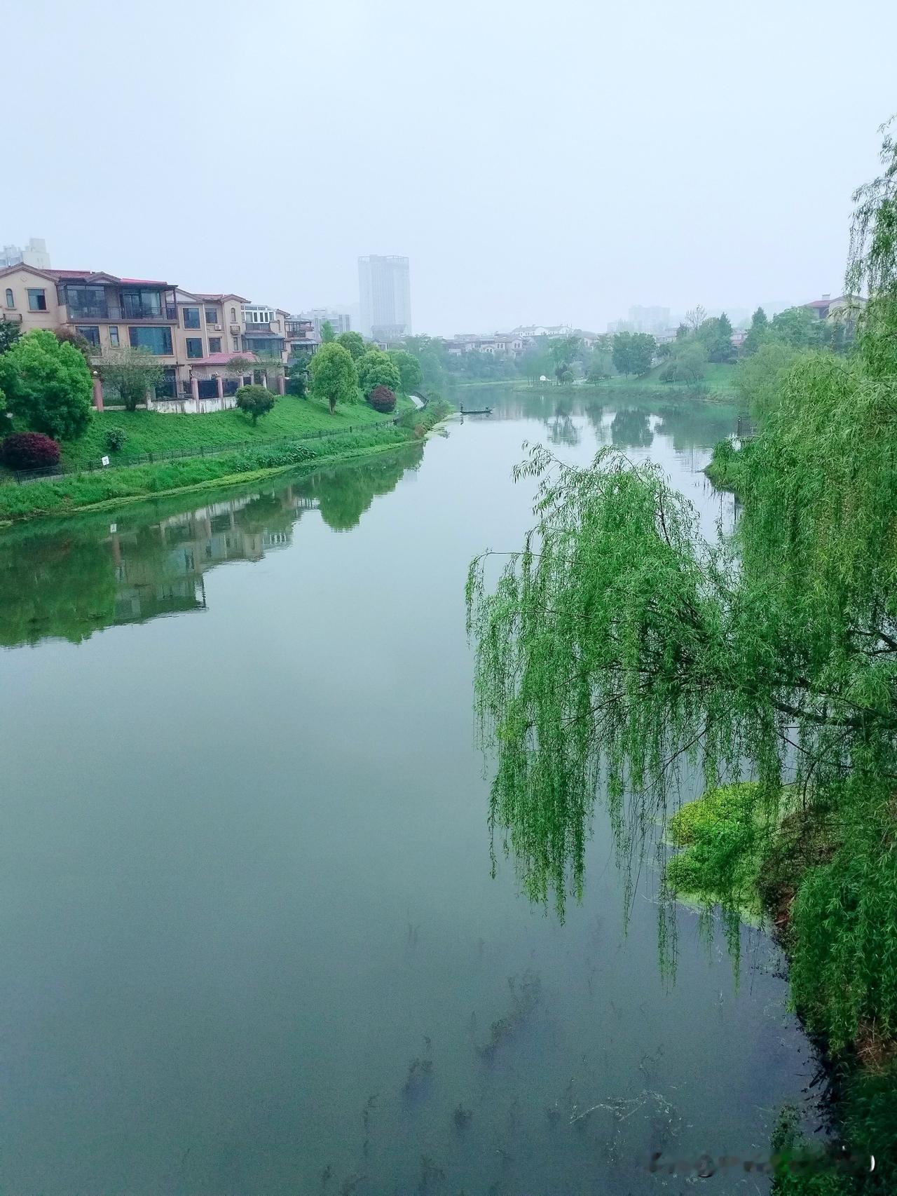 ，请对下联： 
上联：玫红杜鹃西凤地，一庭芳草唯香榭
下联：浅碧湖水映龙光，半亩