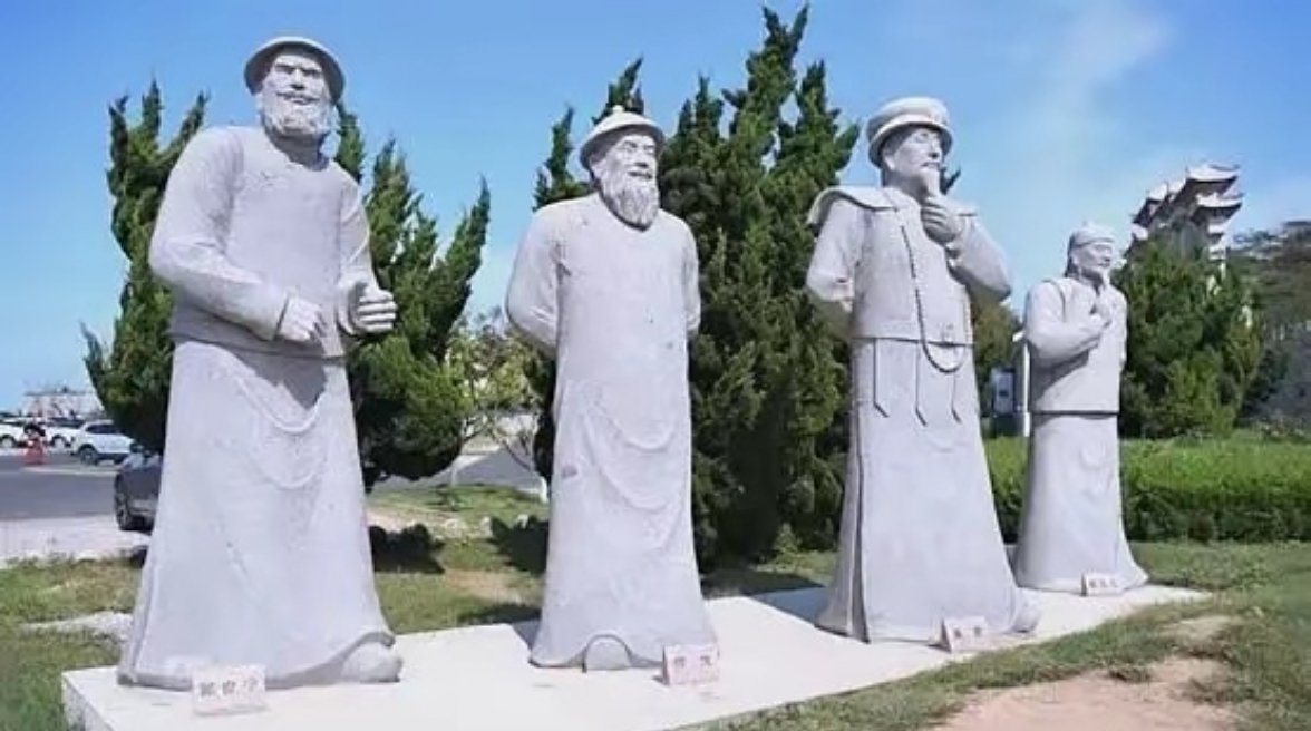 奇怪，这些人从未到过此地，却于此巍然塑立山东半岛最东端的成山头分别雕塑着，康熙，