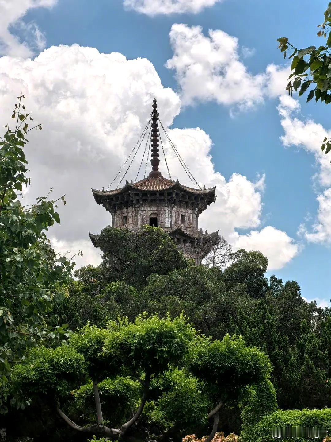 【泉州·开元寺】

天空的色彩与开元寺的建筑、石塔相衬，展现着秋日的热情。via