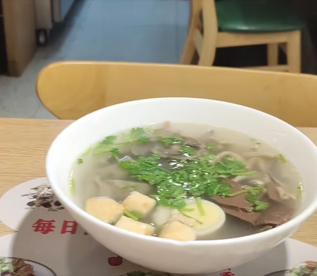 这鸭血粉丝汤除了咸点，其他的超好👍🏻 