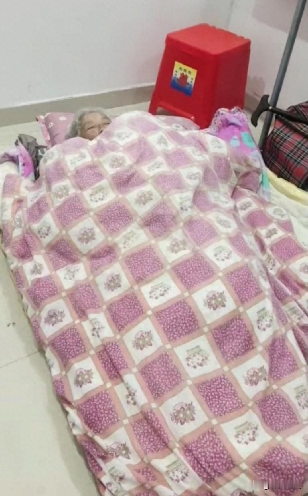 江苏南通94岁老人被发现在楼道打地铺，社区：子女轮流赡养，可能送来时人不在家。[