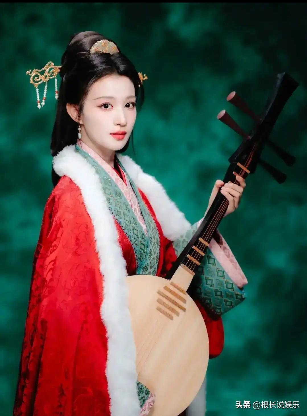 春晚封神名场面！王楚然20秒回眸直接美出圈🔥2月16日央视春晚《贺花神》，她一