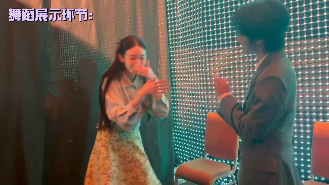 贺峻霖张艺凡候场没有一秒不好笑….哎 这俩不就抽象到一块了吗🫳贺峻霖张艺凡候场