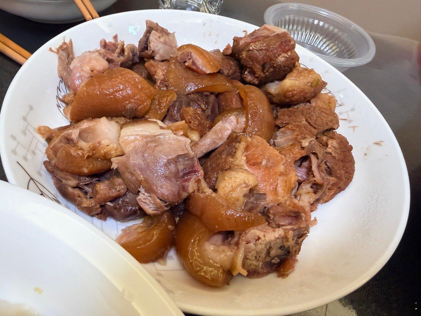 在广州和爸妈提前吃个年夜饭去年因为去美国办事没在家过年今年因为有其他安排，所以提