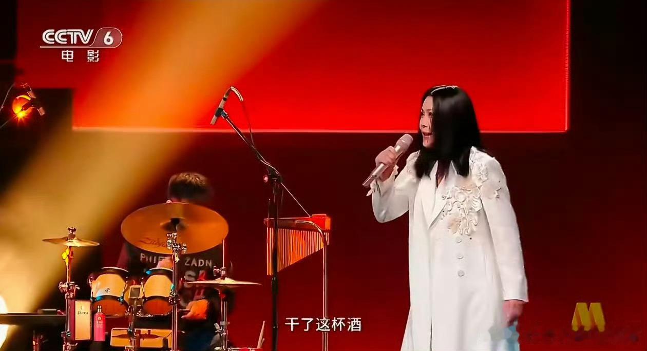 田震声音好醇田震像干了杯来的月满湾区聆听田震！一曲《干杯朋友》是老友相逢，一曲《