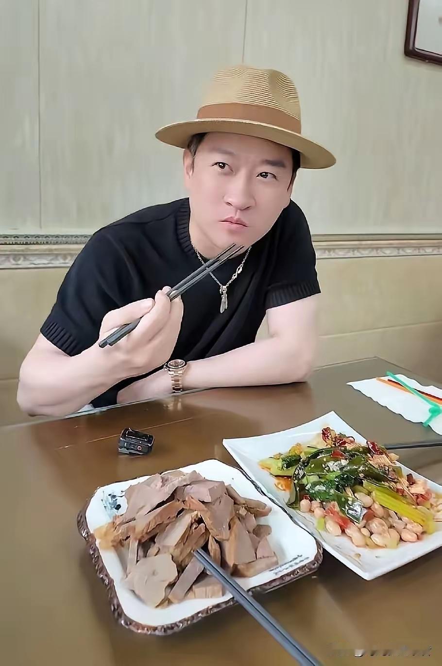 曹云金当初单飞算是选对了，自立门户活得自在

不少人说，曹云金当年选择单飞，这条