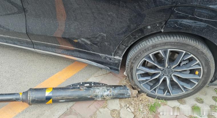 8年老司机300公里选手撞路灯！ 