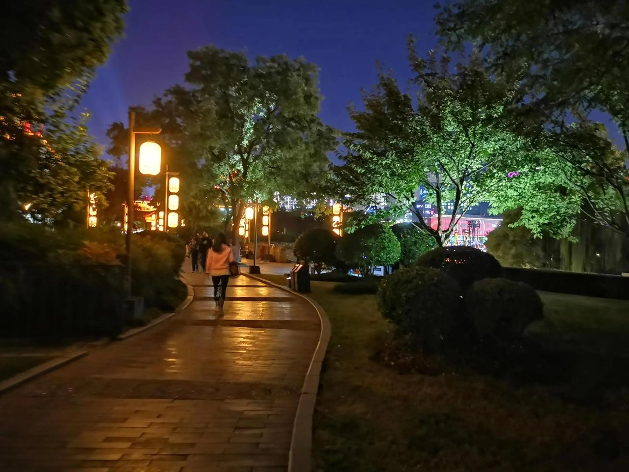 #晒一张相册里的旅行照片吧#每天晚上吃完饭，我们通常都会到西安环城公园散步，请各