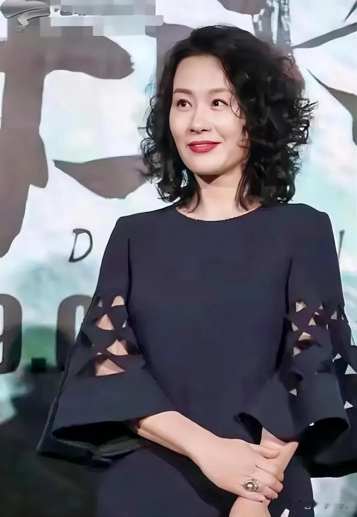 邬君梅真的是越年长越迷人！都已经60岁了，身材却依旧保养得这么好。她的美并非源于