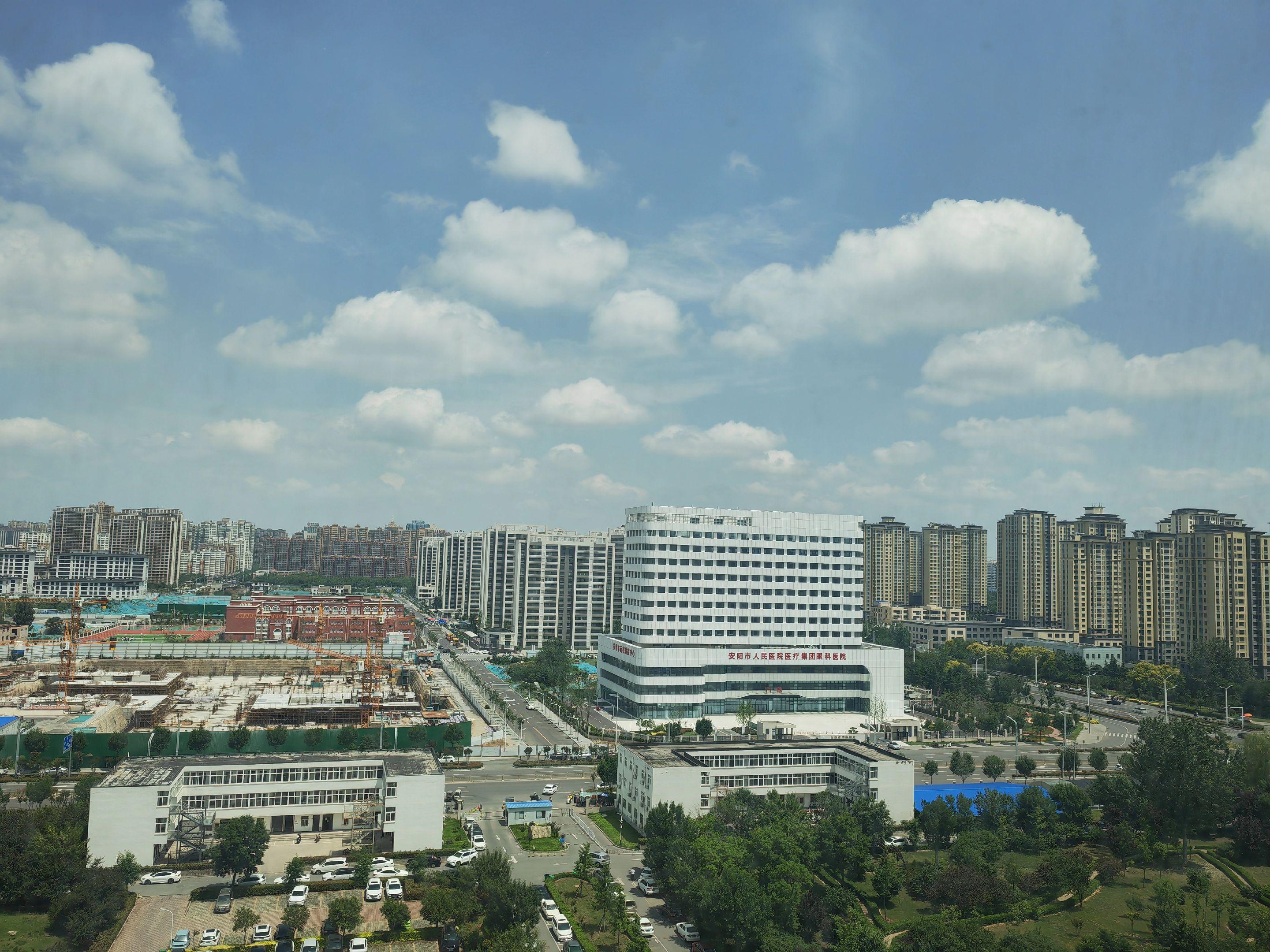 细雨绵绵看窗外的世界 下雨天看窗外的世界 看窗外的世界 城市美景尽收眼...