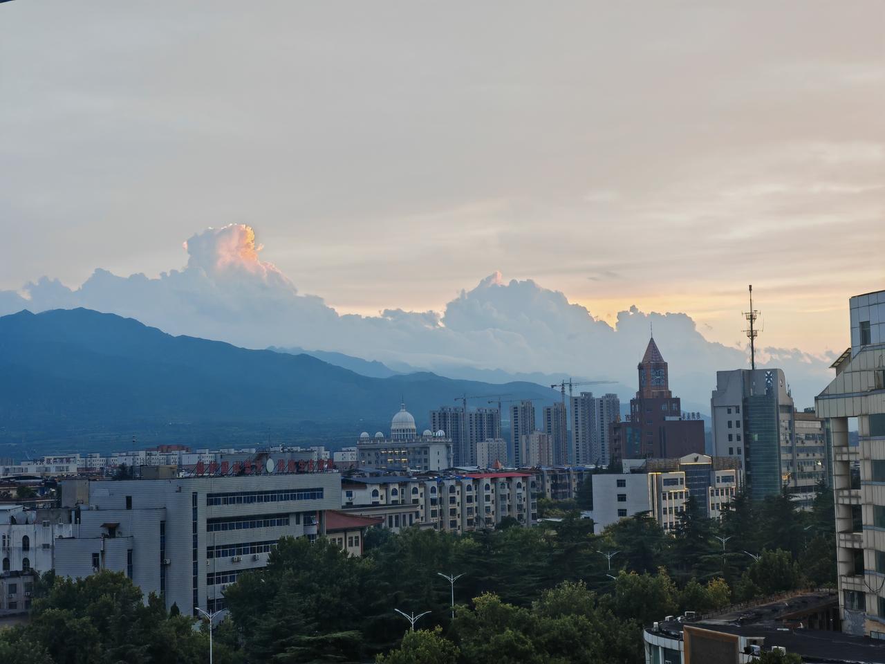 随手拍一张美丽的天空照暮色缓缓漫过城市上空，天边云朵被落日晕染上温柔的暖金色。远