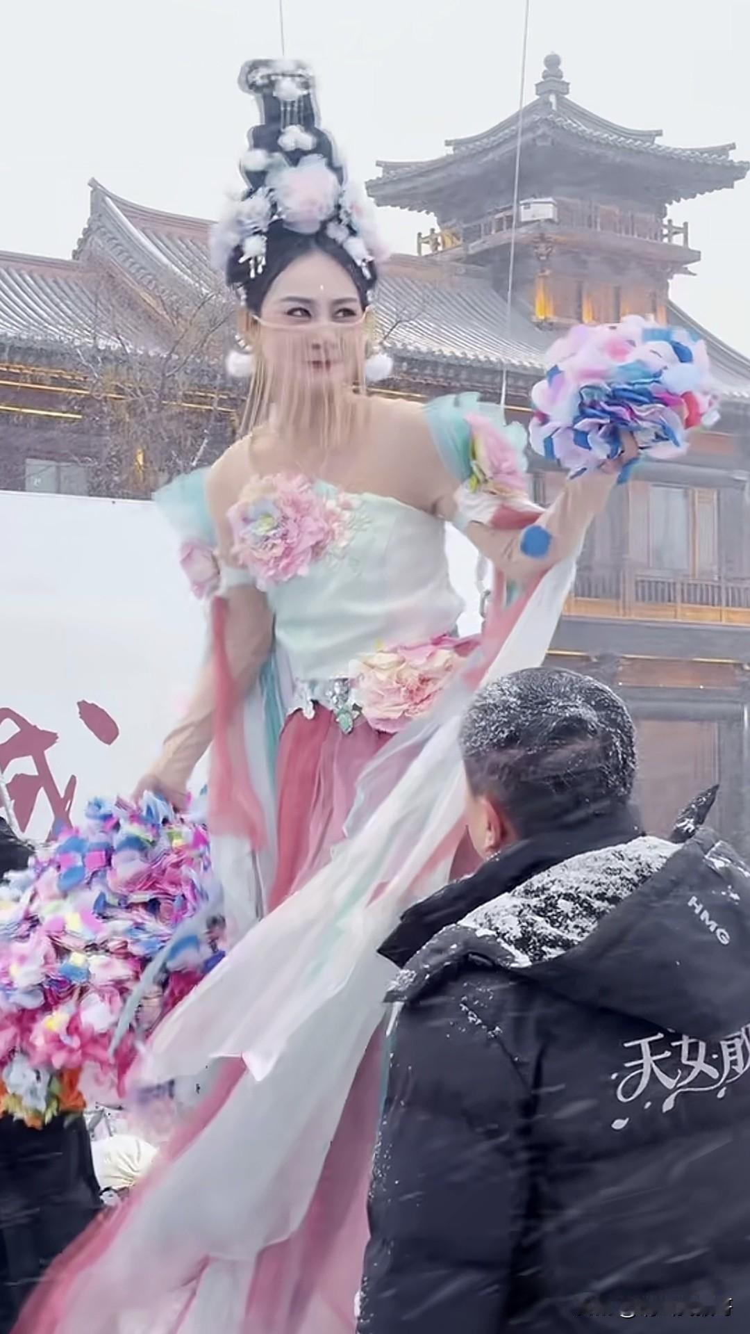 洛邑古城的小仙女太敬业了，室外温度这么低还下着雪，也照样一丝不苟的为远道而来的游