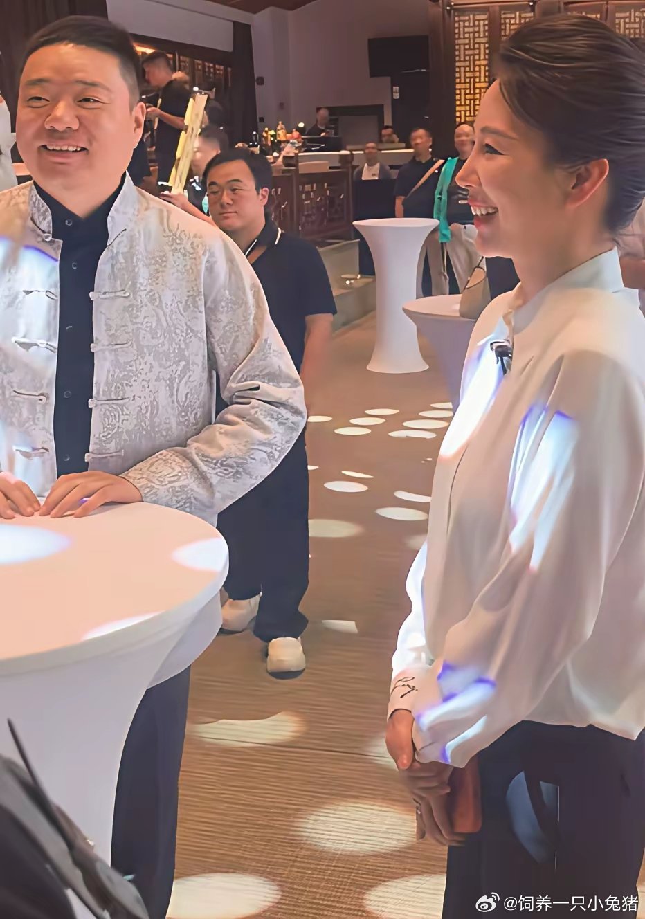 2026年，上海大师赛，久未露面的潘晓婷同框丁俊晖出席时的一幕。 