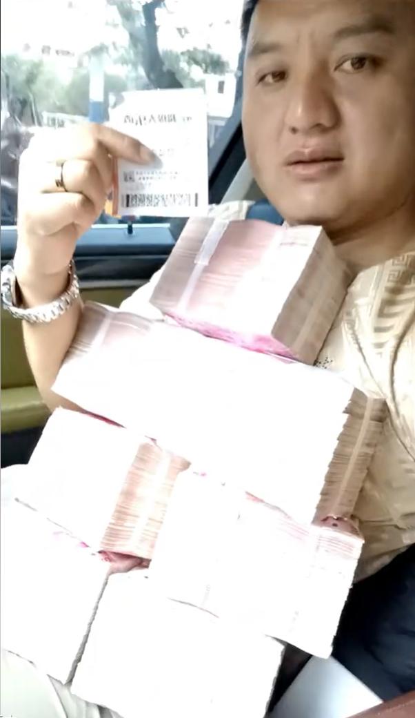 彩友露脸晒20多万奖金合影称购彩30年终于命中：该彩友是最新期大乐透二等奖得主，