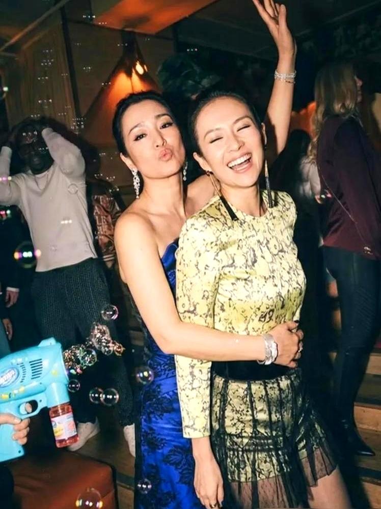 快60岁的女明星，到底能活成什么样？
 

60岁的巩俐穿薄纱透视装走红毯。不遮