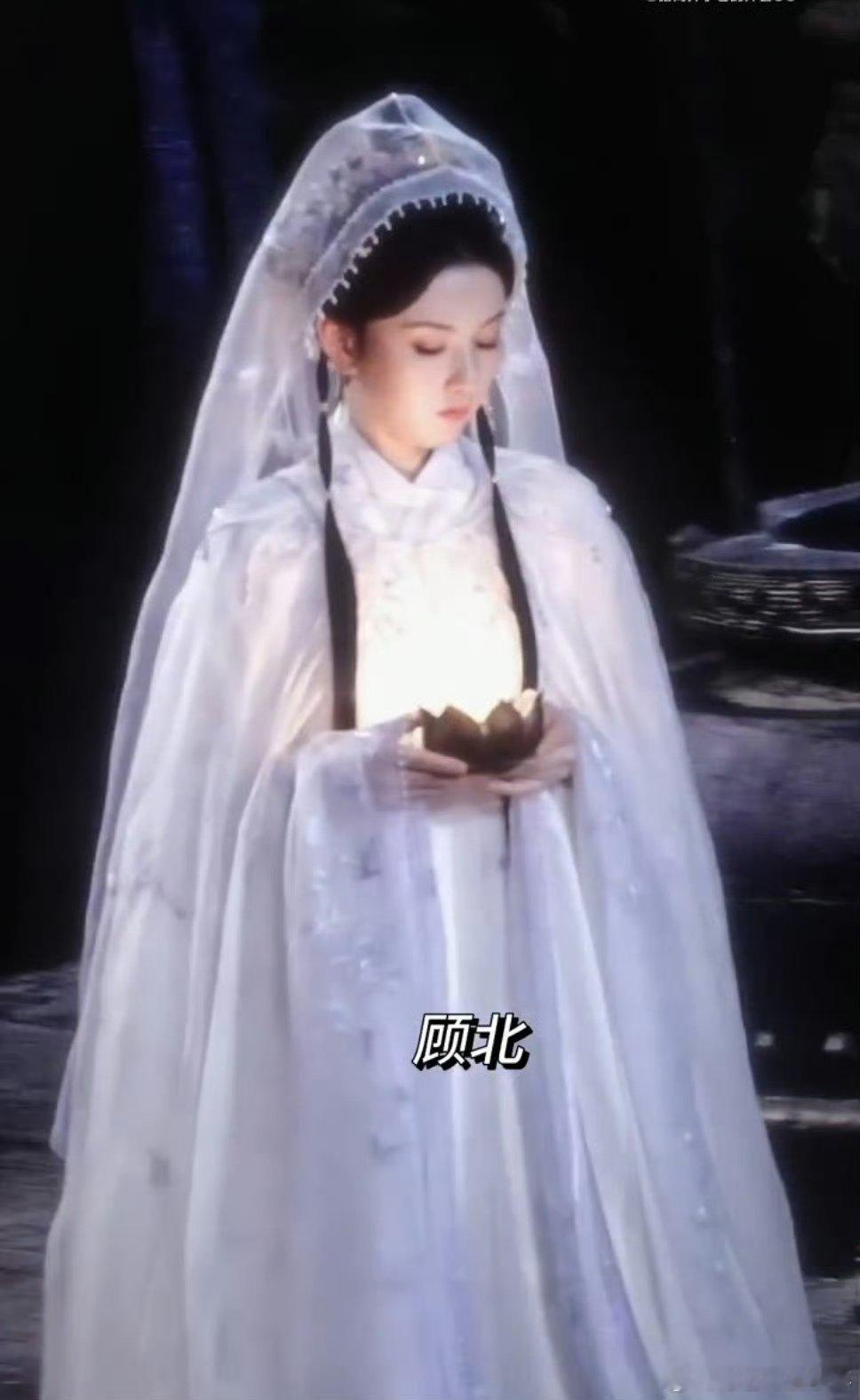 宋祖儿神女造型路透 被宋祖儿的甄嘉芙美到了！一袭白衣配素纱仙气飘飘，指尖捻灯的温