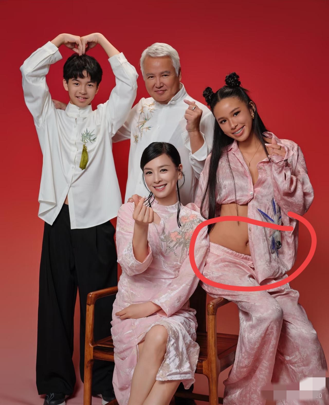 你可以说，张庭女儿五官平平，

也可以说，张庭女儿皮肤黑，

唯独有一点，你喷不